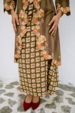 Kebaya Seri Iris (1 Set) (Preorder 3-4 weeks) - Image 9